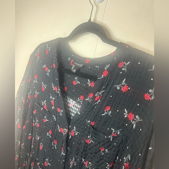 Torrid Tunic Womens 1X Black Red Roses Floral Emma Crinkle Knit Hi Lo Button Up - Picture 5 of 11